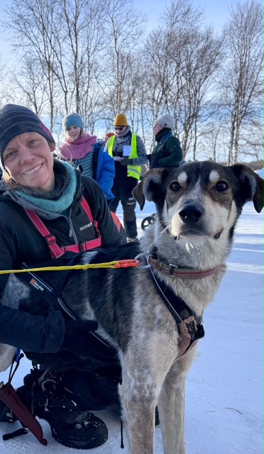 Ludvik står i sele ved siden av en hundekjører på snøføre